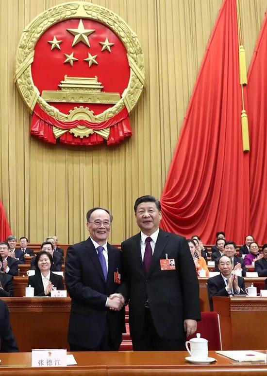 习近平同新当选的国家副主席王岐山握手。新华社记者 鞠鹏 摄