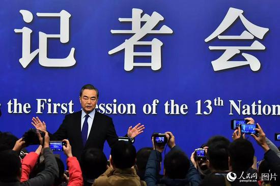 2018年两会，人大新闻中心和政协新闻中心举行了17场记者会。这是3月8日外交部部长王毅就“中国外交政策和对外关系”回答中外记者提问。