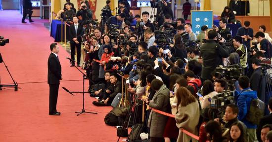 3月5日，第十三届全国人民代表大会第一次会议在北京开幕。开幕会后在人民大会堂再次开启了“部长通道”，六位部长相继回答了记者提问。人民网记者 翁奇羽 摄